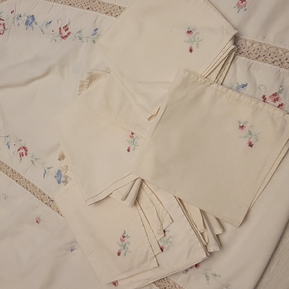 Vintage Bisque Hand Embroidered 66 x 115 Tablecloth with 12 Matching Napkins - Picture 4 of 11